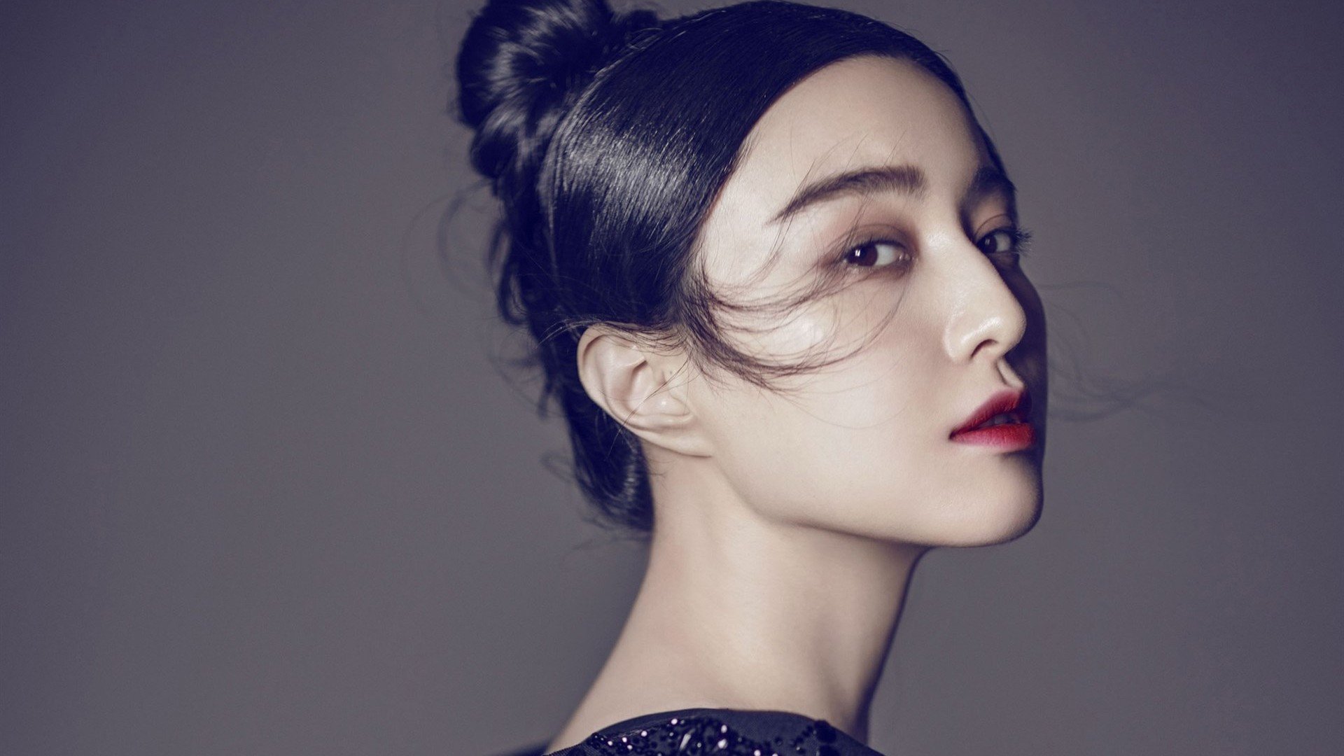 九游游戏中心官网-教练是否通过设定压迫频率来引导对手节奏，教练帮学员压腿