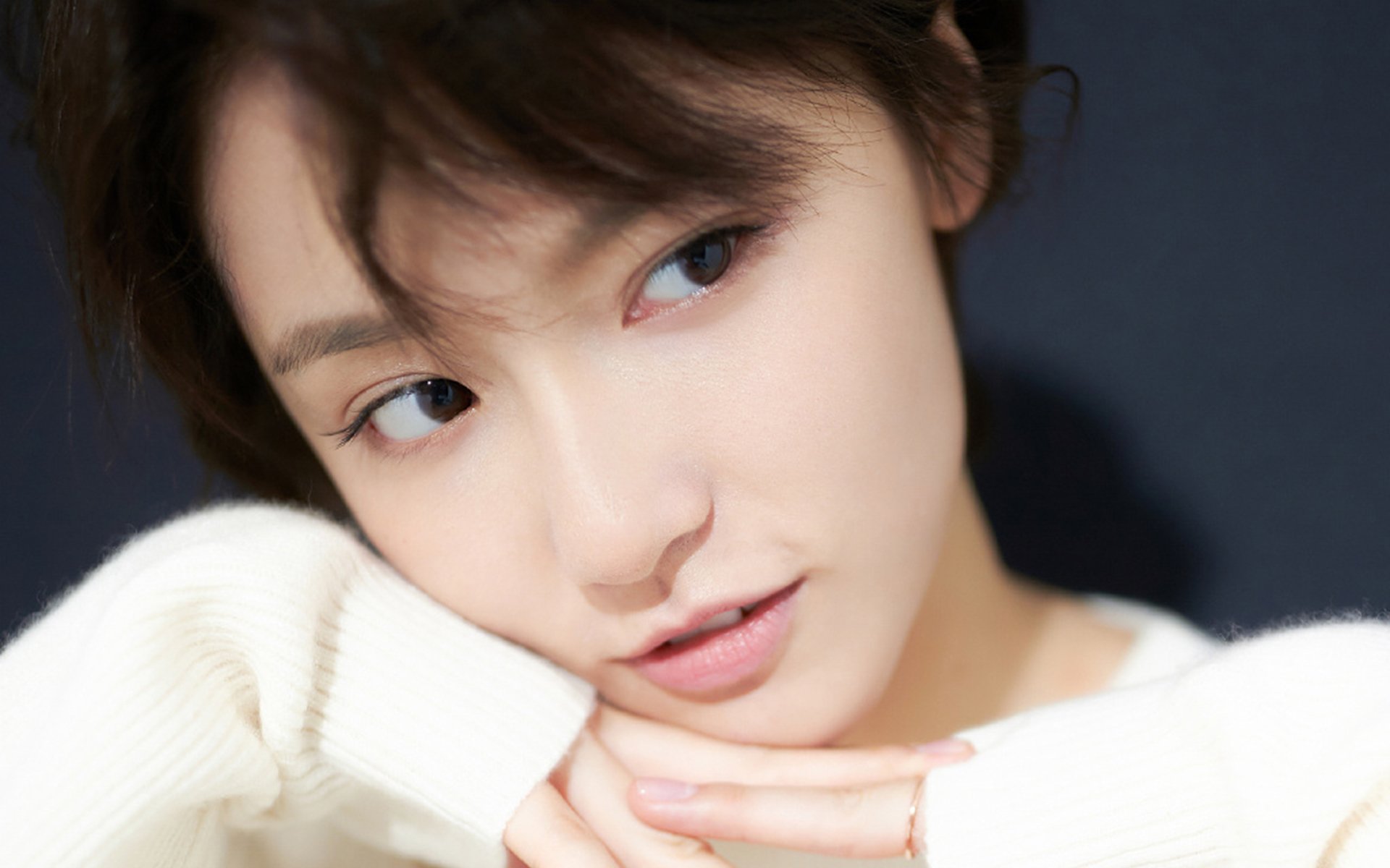 李娜主持青少年比赛颁奖仪式，青年演员李娜